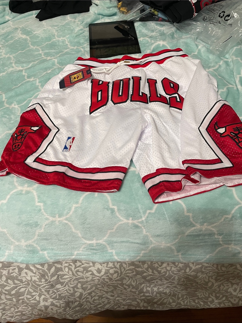 Chicago Bulls men’s Mesh Basketball Shorts - White/Red